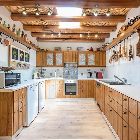 Holiday home The Carob Tree - Rustic Luxury With Access To Pool And Restaurant *