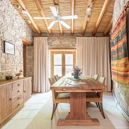 Nyaraló The Carob Tree - Rustic Luxury With Access To Pool And Restaurant Lárnaka