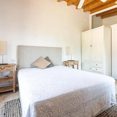 Сasa de vacaciones The Carob Tree - Rustic Luxury With Access To Pool And Restaurant Lárnaca