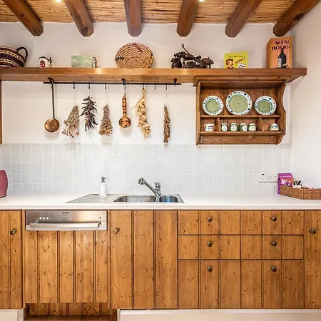 The Carob Tree - Rustic Luxury With Access To Pool And Restaurant Lárnaka