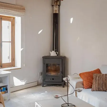 Vakantiehuis The Carob Tree - Rustic Luxury With Access To Pool And Restaurant Larnaca