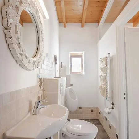 Vakantiehuis The Carob Tree - Rustic Luxury With Access To Pool And Restaurant