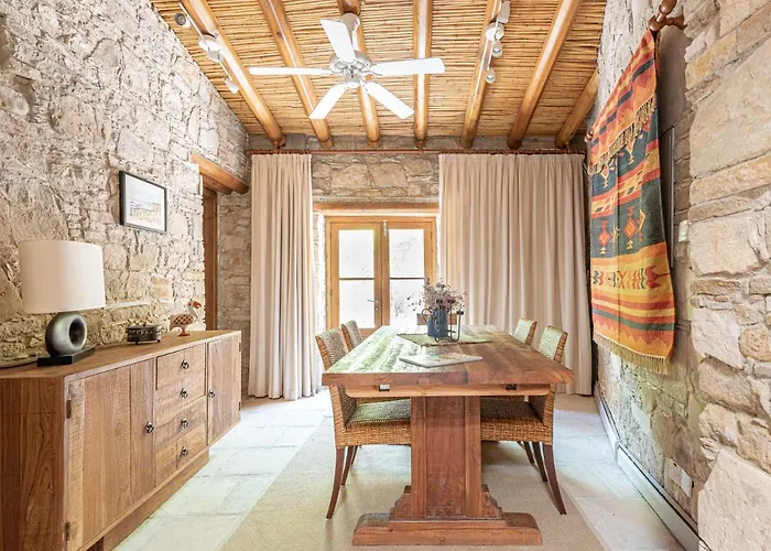 Casa vacanze The Carob Tree - Rustic Luxury With Access To Pool And Restaurant Larnaca