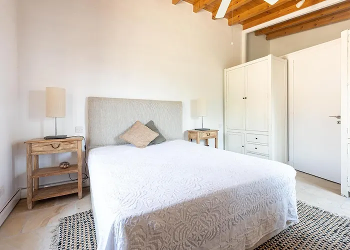 Dom wakacyjny The Carob Tree - Rustic Luxury With Access To Pool And Restaurant Larnaca