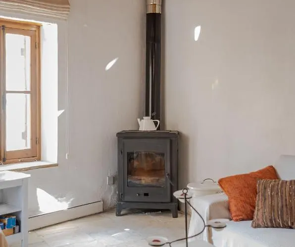 Dom wakacyjny The Carob Tree - Rustic Luxury With Access To Pool And Restaurant Larnaca